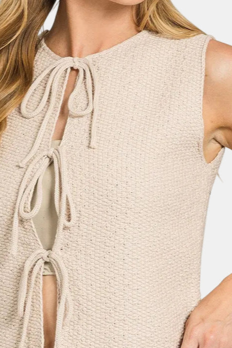 Tie Front Cropped Sweater Vest / SAND BEIGE